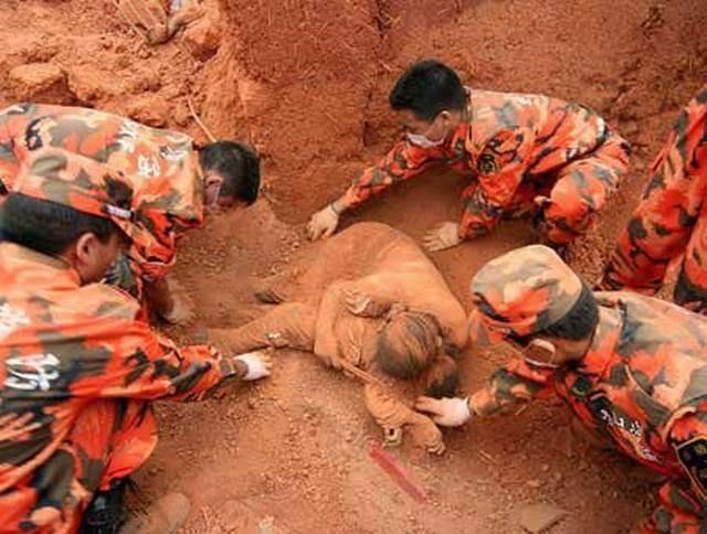 Sự thật về bức ảnh mẹ ôm chặt con dưới lớp bùn đất được cho là do sạt lở ở Quảng Trị lan truyền trên MXH-2