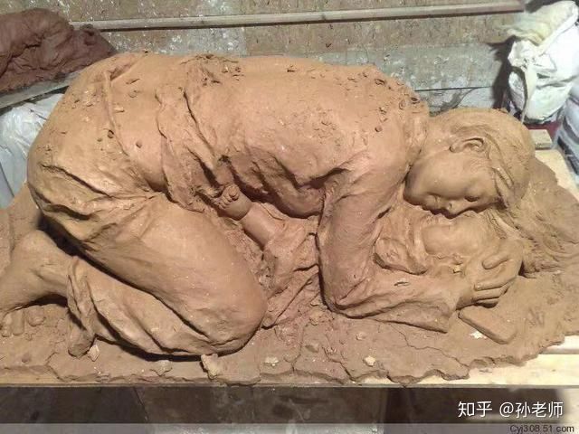 Sự thật về bức ảnh mẹ ôm chặt con dưới lớp bùn đất được cho là do sạt lở ở Quảng Trị lan truyền trên MXH-3