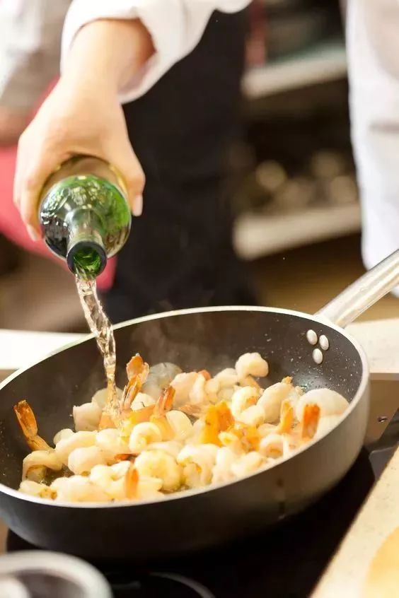 Đừng đổ rượu không dùng hết đi, hãy cất vào tủ lạnh, sau một đêm thành nước thần của nhiều đồ vật-2