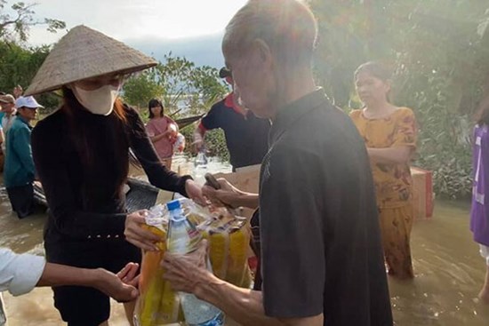 Thủy Tiên công khai sao kê, thông báo đã chi hơn 2 tỷ đồng cùng chia sẻ: “Ôm một cục tiền lớn ăn không ngon ngủ không yên”