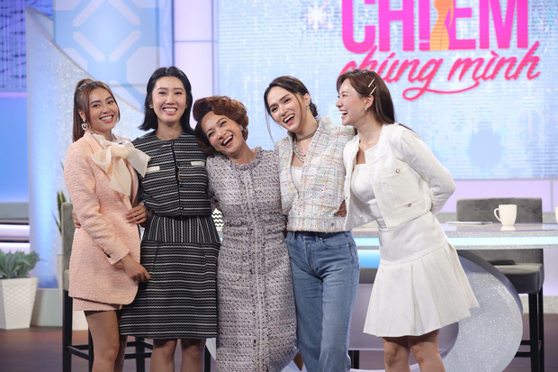 Netizen tranh cãi tố Hương Giang liên tục mặc lố trên sóng truyền hình, chiếm luôn spotlight của Hari Won và tiền bối-2