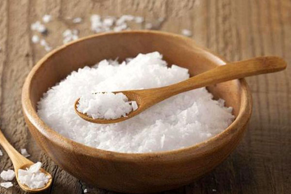 Mỗi tối đi ngủ đều đặt bát muối ở góc phòng ngủ, cạnh cửa ra vào hoặc bên cạnh cửa sổ, sáng hôm sau bạn chắc chắn sẽ bất ngờ-1