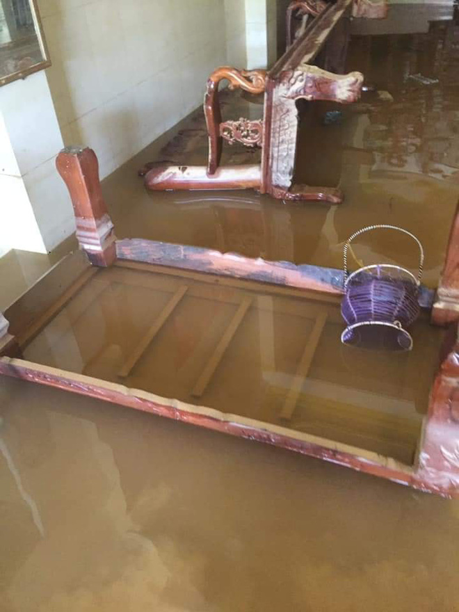 Khung cảnh nhà cửa tan hoang sau trận đại hồng thuỷ ở Quảng Bình: Tài sản bị ngâm nước nhầy nhụa bùn đất, thóc mọc mầm, vật nuôi chết hàng loạt-2