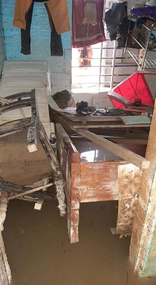 Khung cảnh nhà cửa tan hoang sau trận đại hồng thuỷ ở Quảng Bình: Tài sản bị ngâm nước nhầy nhụa bùn đất, thóc mọc mầm, vật nuôi chết hàng loạt-4