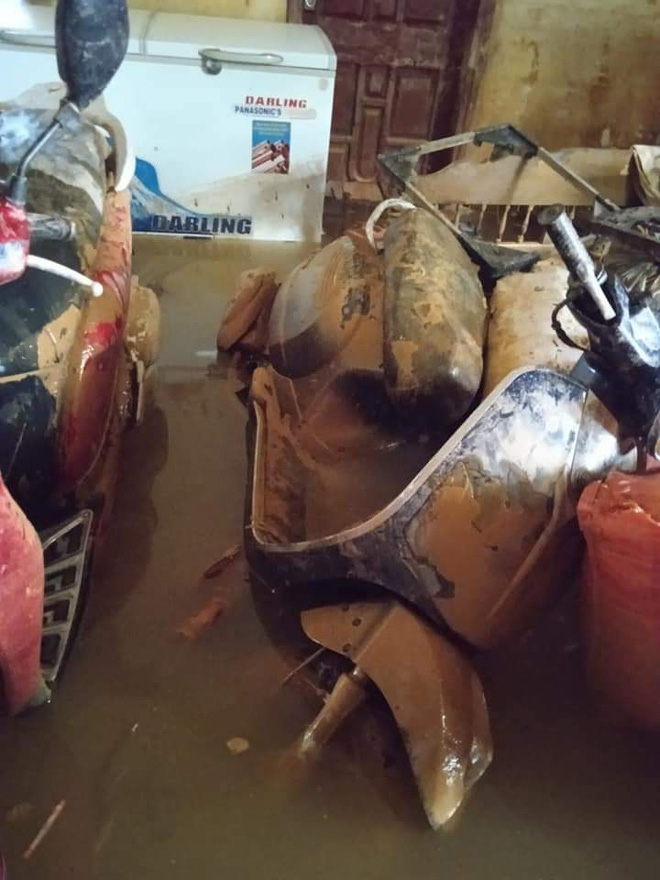 Khung cảnh nhà cửa tan hoang sau trận đại hồng thuỷ ở Quảng Bình: Tài sản bị ngâm nước nhầy nhụa bùn đất, thóc mọc mầm, vật nuôi chết hàng loạt-6