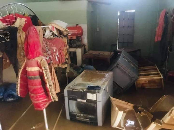 Khung cảnh nhà cửa tan hoang sau trận đại hồng thuỷ ở Quảng Bình: Tài sản bị ngâm nước nhầy nhụa bùn đất, thóc mọc mầm, vật nuôi chết hàng loạt-8