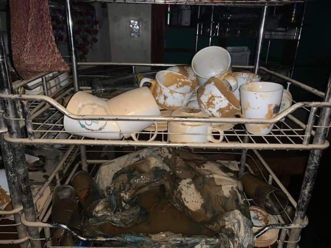 Khung cảnh nhà cửa tan hoang sau trận đại hồng thuỷ ở Quảng Bình: Tài sản bị ngâm nước nhầy nhụa bùn đất, thóc mọc mầm, vật nuôi chết hàng loạt-15