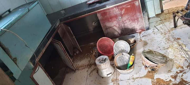 Khung cảnh nhà cửa tan hoang sau trận đại hồng thuỷ ở Quảng Bình: Tài sản bị ngâm nước nhầy nhụa bùn đất, thóc mọc mầm, vật nuôi chết hàng loạt-16