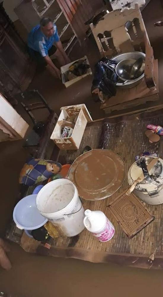 Khung cảnh nhà cửa tan hoang sau trận đại hồng thuỷ ở Quảng Bình: Tài sản bị ngâm nước nhầy nhụa bùn đất, thóc mọc mầm, vật nuôi chết hàng loạt-18