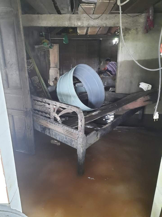 Khung cảnh nhà cửa tan hoang sau trận đại hồng thuỷ ở Quảng Bình: Tài sản bị ngâm nước nhầy nhụa bùn đất, thóc mọc mầm, vật nuôi chết hàng loạt-19