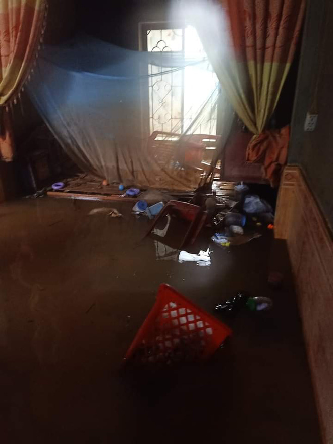 Khung cảnh nhà cửa tan hoang sau trận đại hồng thuỷ ở Quảng Bình: Tài sản bị ngâm nước nhầy nhụa bùn đất, thóc mọc mầm, vật nuôi chết hàng loạt-20