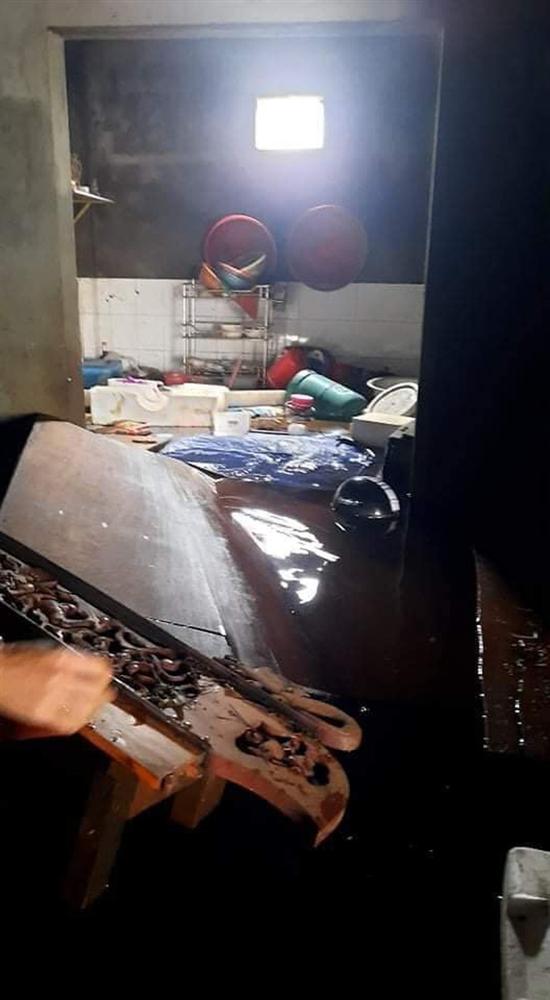 Khung cảnh nhà cửa tan hoang sau trận đại hồng thuỷ ở Quảng Bình: Tài sản bị ngâm nước nhầy nhụa bùn đất, thóc mọc mầm, vật nuôi chết hàng loạt-21