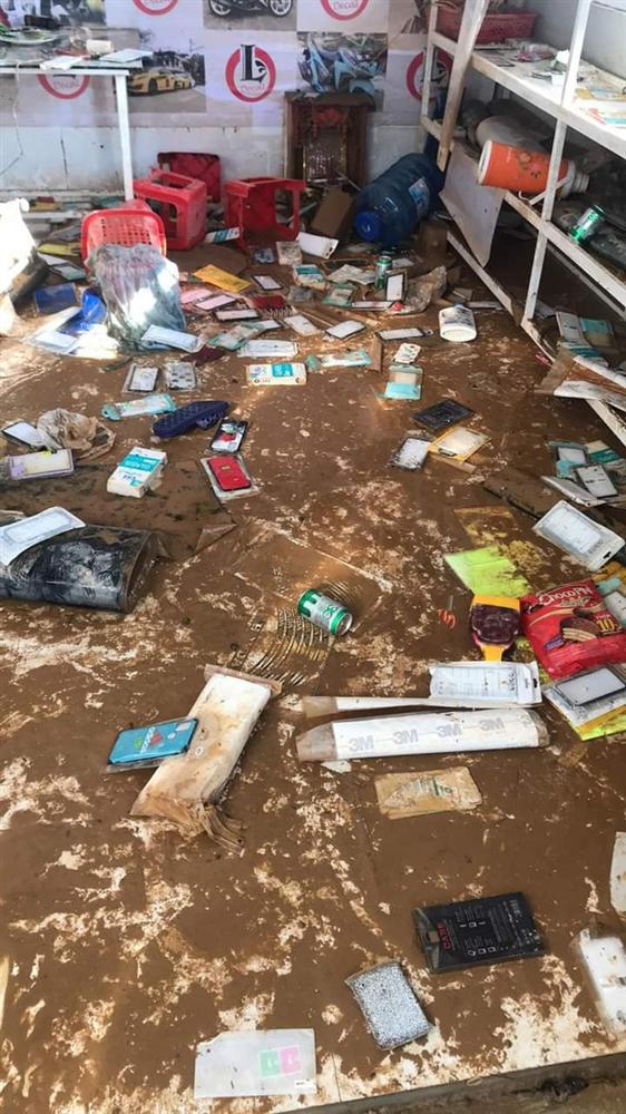 Khung cảnh nhà cửa tan hoang sau trận đại hồng thuỷ ở Quảng Bình: Tài sản bị ngâm nước nhầy nhụa bùn đất, thóc mọc mầm, vật nuôi chết hàng loạt-25