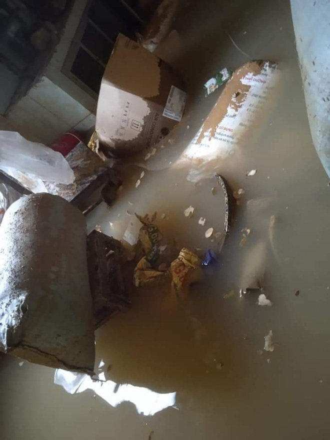 Khung cảnh nhà cửa tan hoang sau trận đại hồng thuỷ ở Quảng Bình: Tài sản bị ngâm nước nhầy nhụa bùn đất, thóc mọc mầm, vật nuôi chết hàng loạt-24