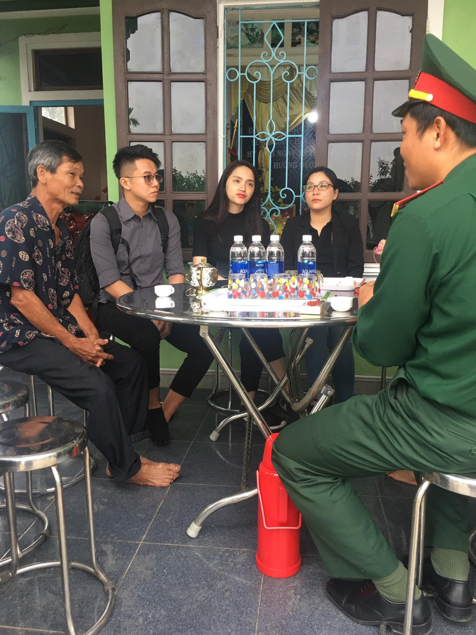 Hương Giang và Matt Liu âm thầm đến lễ tang của chiến sĩ hy sinh trong vụ sạt lở thủy điện Rào Trăng 3-1