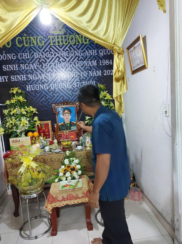 Hương Giang và Matt Liu âm thầm đến lễ tang của chiến sĩ hy sinh trong vụ sạt lở thủy điện Rào Trăng 3-2