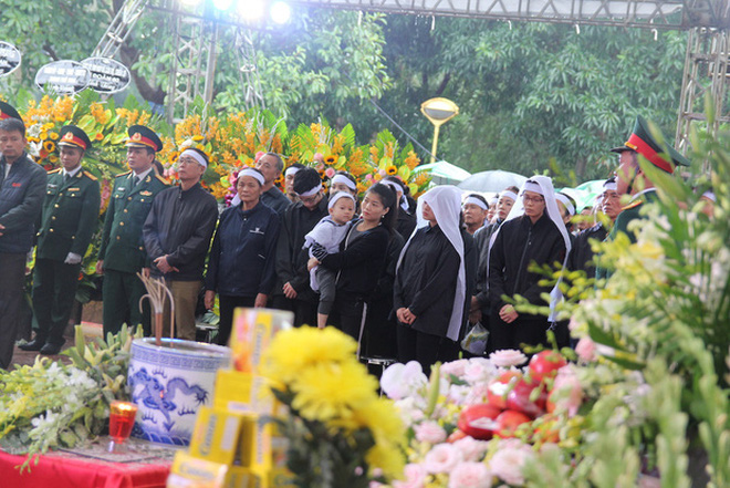 Hương Giang và Matt Liu âm thầm đến lễ tang của chiến sĩ hy sinh trong vụ sạt lở thủy điện Rào Trăng 3-6