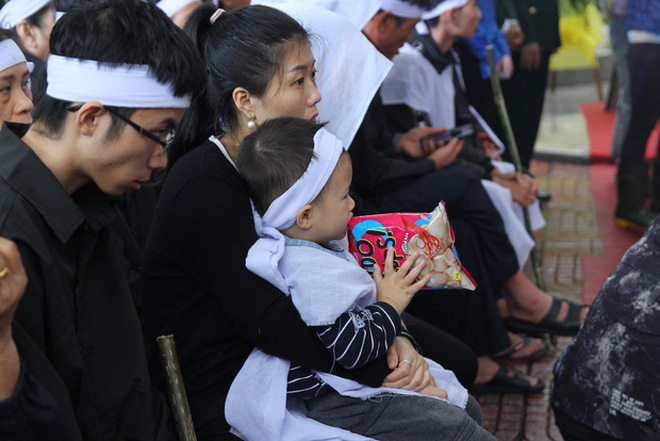 Hương Giang và Matt Liu âm thầm đến lễ tang của chiến sĩ hy sinh trong vụ sạt lở thủy điện Rào Trăng 3-5