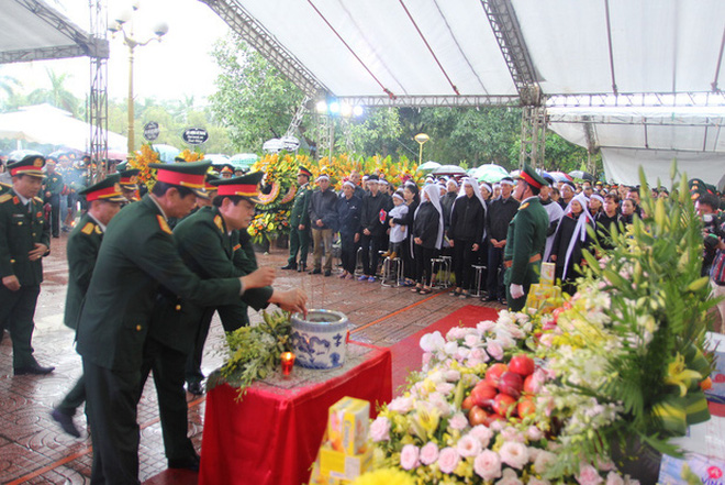 Hương Giang và Matt Liu âm thầm đến lễ tang của chiến sĩ hy sinh trong vụ sạt lở thủy điện Rào Trăng 3-4