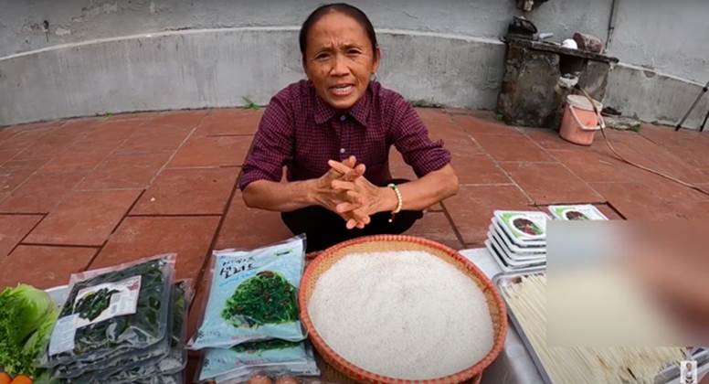 Kênh Bà Tân Vlog bất ngờ có hành động che đậy hình ảnh thiếu vệ sinh khi đang quay video làm món ăn siêu to khổng lồ-1