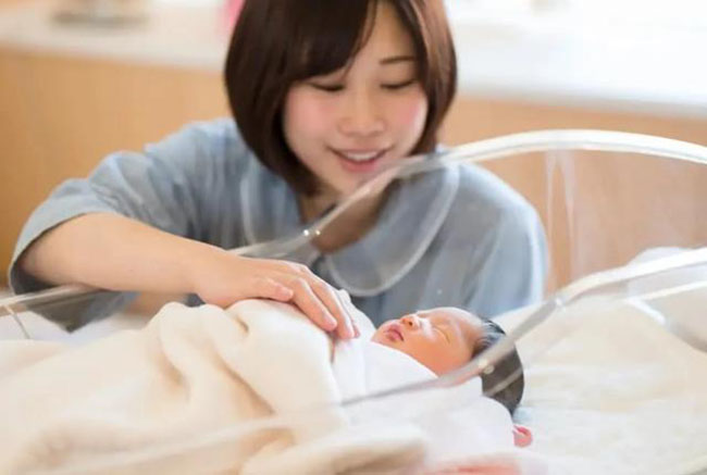 Chỉ 1 câu hỏi bất ngờ của bố chồng khi con dâu vừa sinh xong cũng đủ để nói lên cuộc sống ở nhà chồng của cô ấy thế nào-2