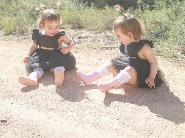 Đưa 2 con sinh đôi đi công viên chơi, bà mẹ thót tim khi thấy Tử thần cận kề trong gang tấc, xem lại ảnh mới thấy quá may mắn-1