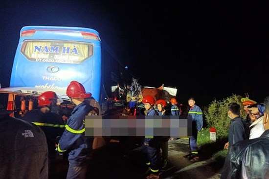 Xe khách tông vào đuôi xe tải, 15 người thương vong