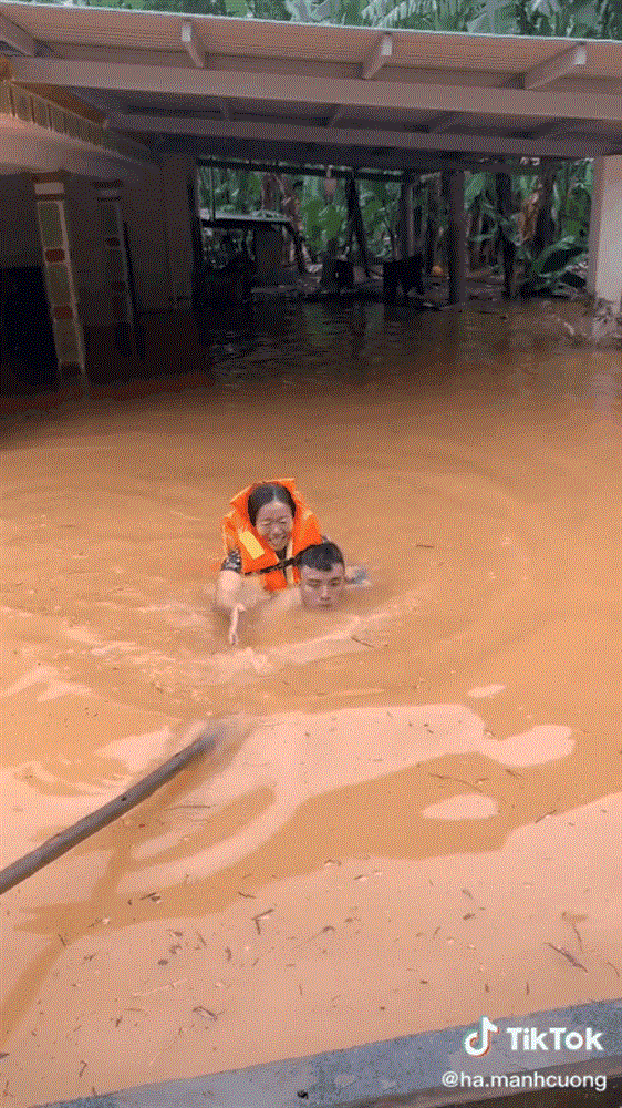 Người phụ nữ bật khóc khi được đưa ra khỏi căn nhà không điện không đồ ăn, 4-5 ngày nhịn đói ngâm mình trong nước, kêu cứu không ai nghe thấy-3