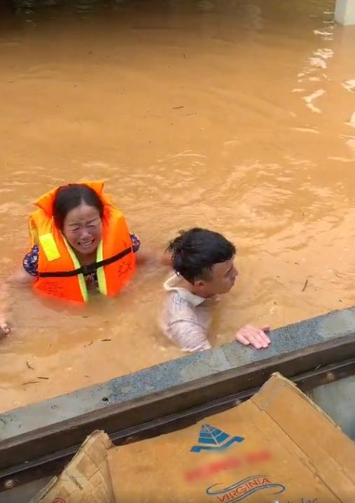 Người phụ nữ bật khóc khi được đưa ra khỏi căn nhà không điện không đồ ăn, 4-5 ngày nhịn đói ngâm mình trong nước, kêu cứu không ai nghe thấy-4