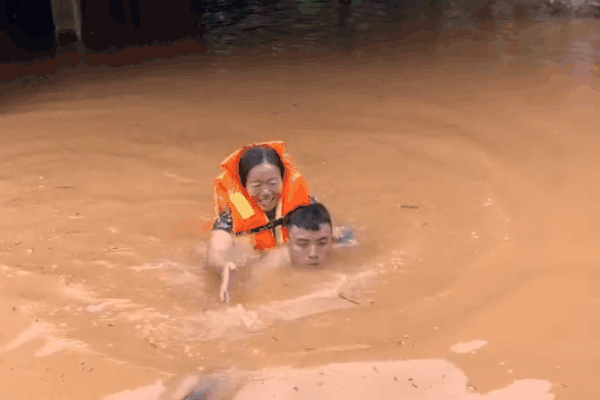Video: Nam MC VTV nghẹn ngào không thốt nên lời ngay trên sóng khi dẫn chương trình Thời sự trực tiếp về mưa lũ miền Trung-1