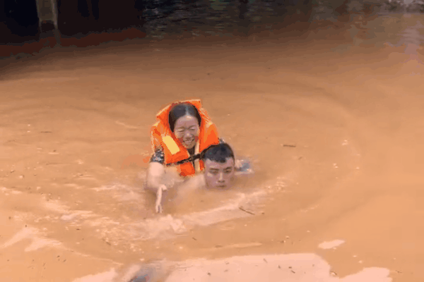 Người phụ nữ bật khóc khi được đưa ra khỏi căn nhà không điện không đồ ăn, 4-5 ngày nhịn đói ngâm mình trong nước, kêu cứu không ai nghe thấy
