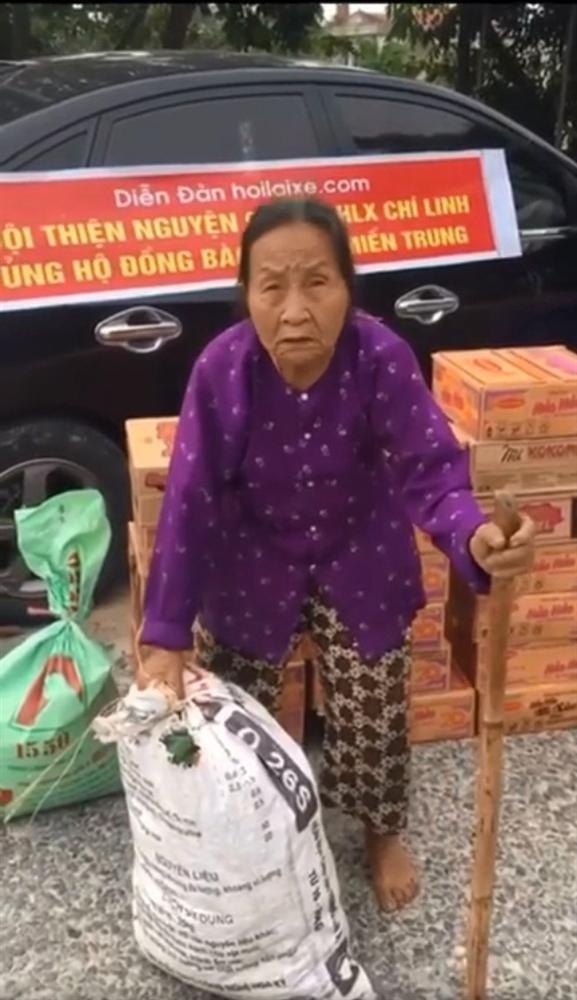 Gặp cụ bà lưng còng cõng bao quần áo, mì tôm ủng hộ người dân miền Trung: Hơn 200.000 đồng/tháng tôi vẫn đủ ăn tiêu xả láng-2