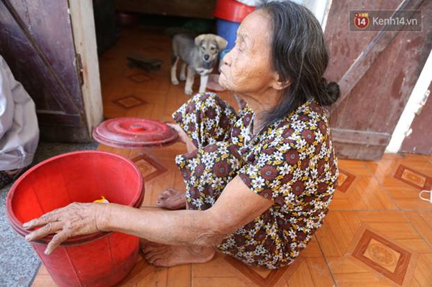 Gặp cụ bà lưng còng cõng bao quần áo, mì tôm ủng hộ người dân miền Trung: Hơn 200.000 đồng/tháng tôi vẫn đủ ăn tiêu xả láng-10