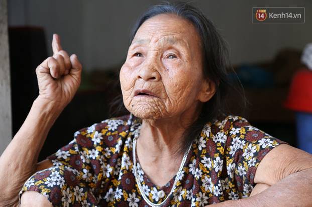 Gặp cụ bà lưng còng cõng bao quần áo, mì tôm ủng hộ người dân miền Trung: Hơn 200.000 đồng/tháng tôi vẫn đủ ăn tiêu xả láng-7