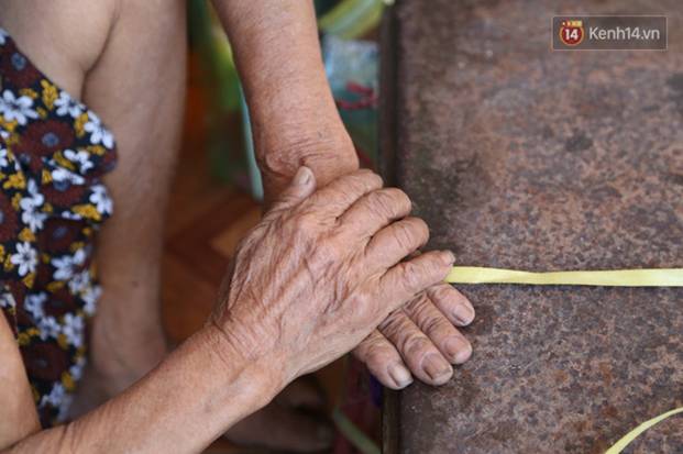 Gặp cụ bà lưng còng cõng bao quần áo, mì tôm ủng hộ người dân miền Trung: Hơn 200.000 đồng/tháng tôi vẫn đủ ăn tiêu xả láng-15