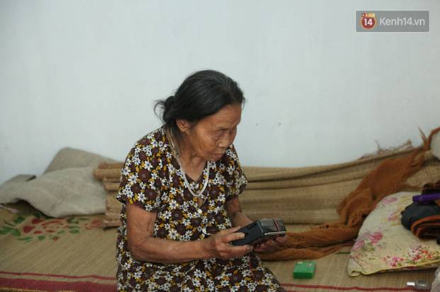 Gặp cụ bà lưng còng cõng bao quần áo, mì tôm ủng hộ người dân miền Trung: Hơn 200.000 đồng/tháng tôi vẫn đủ ăn tiêu xả láng-17