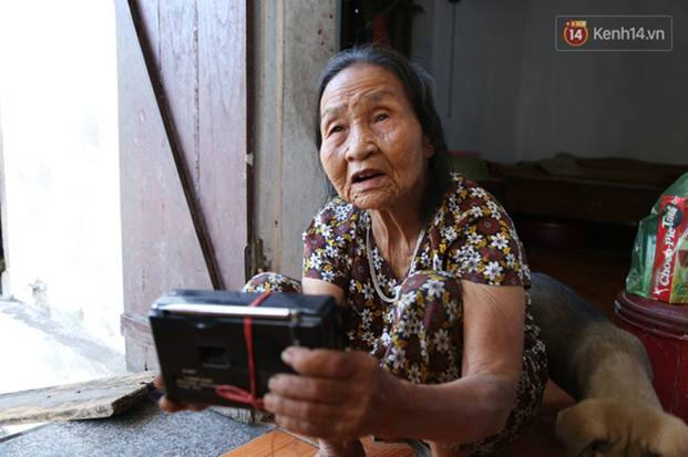 Gặp cụ bà lưng còng cõng bao quần áo, mì tôm ủng hộ người dân miền Trung: Hơn 200.000 đồng/tháng tôi vẫn đủ ăn tiêu xả láng-18
