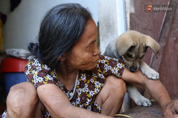Gặp cụ bà lưng còng cõng bao quần áo, mì tôm ủng hộ người dân miền Trung: Hơn 200.000 đồng/tháng tôi vẫn đủ ăn tiêu xả láng-20
