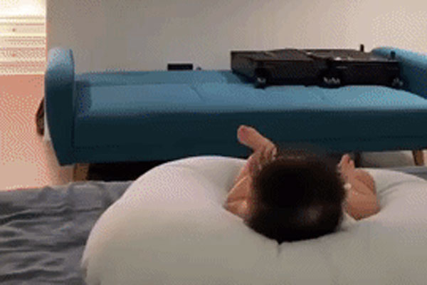 Cường Đô La vừa đăng ảnh bế con, thật trùng hợp Hà Hồ cũng khoe hành động đáng yêu của Kim Lý dành cho cặp song sinh-3