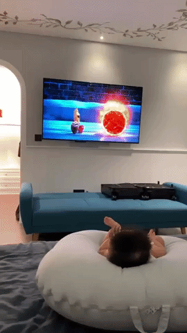 Khoảnh khắc đáng yêu của con gái Cường Đô La, nằm cày” phim hoạt hình quên hết mọi thứ xung quanh-1