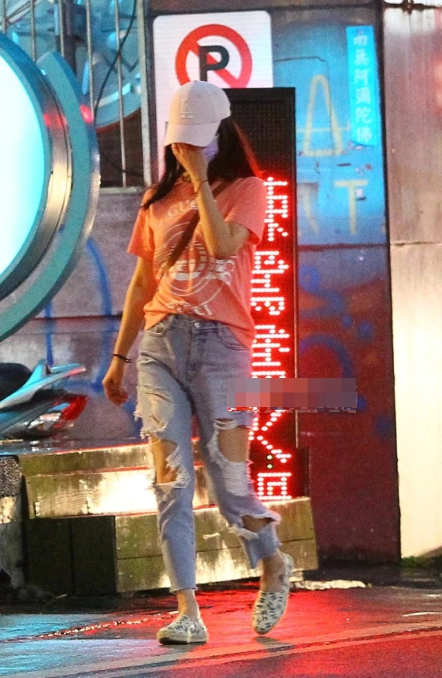 Lâm Tâm Như và Hoắc Kiến Hoa cãi nhau nảy lửa trên đường, vợ ngồi thụp xuống khóc chồng bỏ đi một mình-4