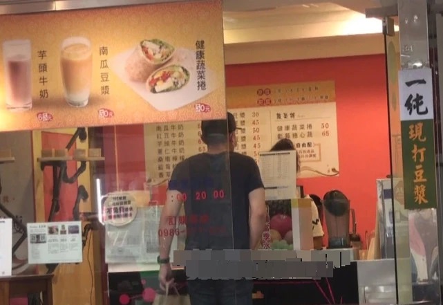 Lâm Tâm Như và Hoắc Kiến Hoa cãi nhau nảy lửa trên đường, vợ ngồi thụp xuống khóc chồng bỏ đi một mình-5