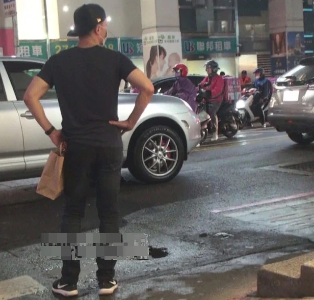 Lâm Tâm Như và Hoắc Kiến Hoa cãi nhau nảy lửa trên đường, vợ ngồi thụp xuống khóc chồng bỏ đi một mình-6