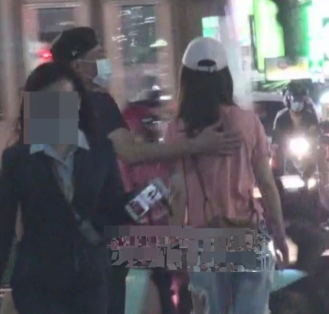 Lâm Tâm Như và Hoắc Kiến Hoa cãi nhau nảy lửa trên đường, vợ ngồi thụp xuống khóc chồng bỏ đi một mình-7