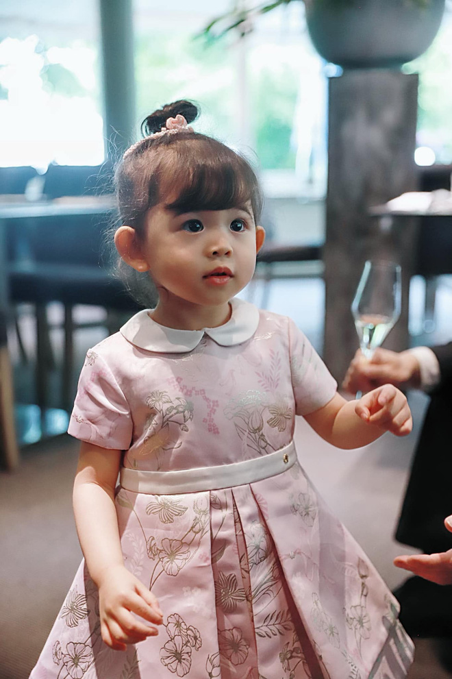 Cuộc sống Mai Hồ sau 2 năm định cư nước ngoài: Được ông xã kém tuổi cưng chiều, mối quan hệ với bố mẹ chồng gây chú ý-12