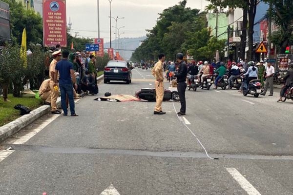 Nghệ An: Lật xe chở đồ cứu trợ lũ lụt, tài xế nguy kịch-2