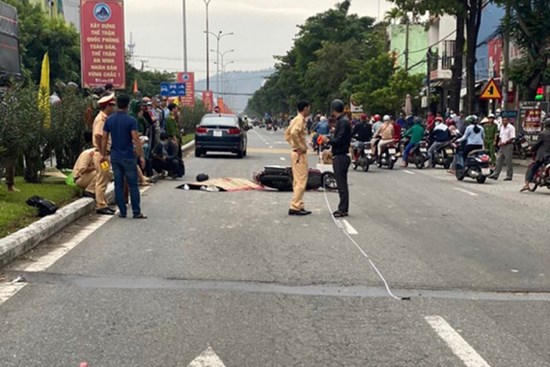 Xe máy va chạm với ô tô, nam thanh niên 18 tuổi chết thảm