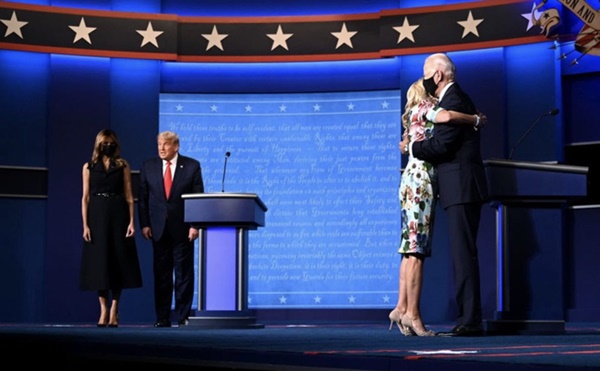 Khoảnh khắc khó hiểu giữa vợ chồng ông Donald Trump trong buổi tranh luận bầu cử Tổng thống Mỹ cuối cùng gây bão cộng đồng mạng-1