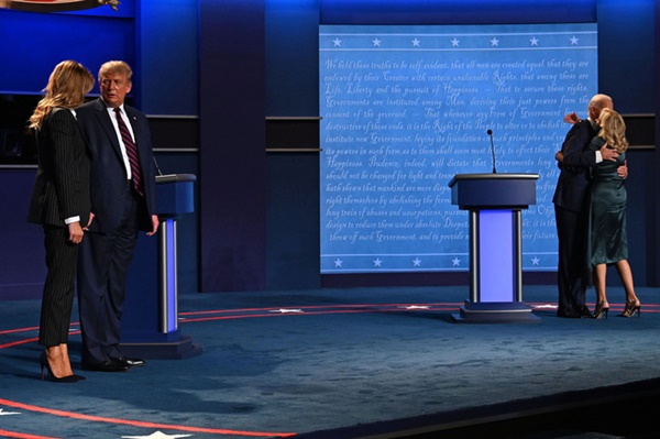 Khoảnh khắc khó hiểu giữa vợ chồng ông Donald Trump trong buổi tranh luận bầu cử Tổng thống Mỹ cuối cùng gây bão cộng đồng mạng-2