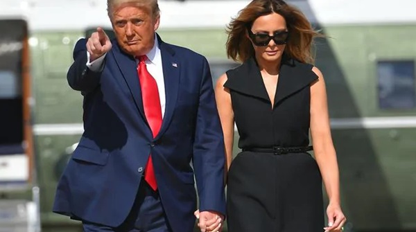 Khoảnh khắc khó hiểu giữa vợ chồng ông Donald Trump trong buổi tranh luận bầu cử Tổng thống Mỹ cuối cùng gây bão cộng đồng mạng-3